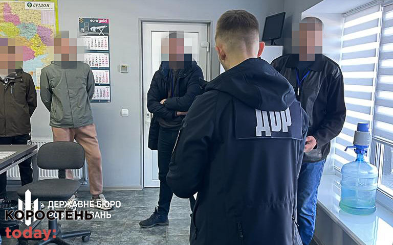 Бюджет втратив понад 2 мільйони: посадовці Житомирської митниці за хабар оформляли автомобілі без податків