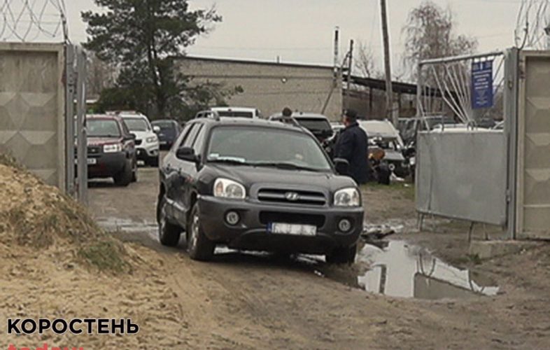 Чотири автівки, які вилучили у продавця “гуманітарки” з Житомирської області, передали 30-й бригаді