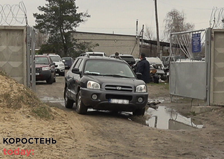 Чотири автівки, які вилучили у продавця “гуманітарки” з Житомирської області, передали 30-й бригаді