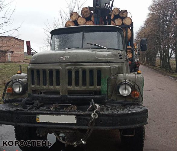 У Коростенському районі прикордонники зупинили дві вантажівки, завантажені лісом