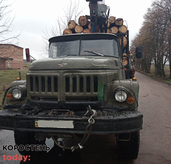 У Коростенському районі прикордонники зупинили дві вантажівки, завантажені лісом