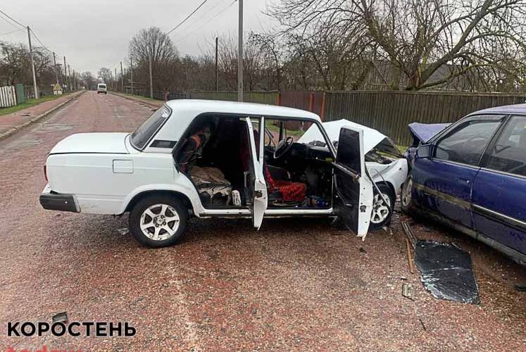 Лобове зіткнення на Овруччині: обидва водії в лікарні (ФОТО)