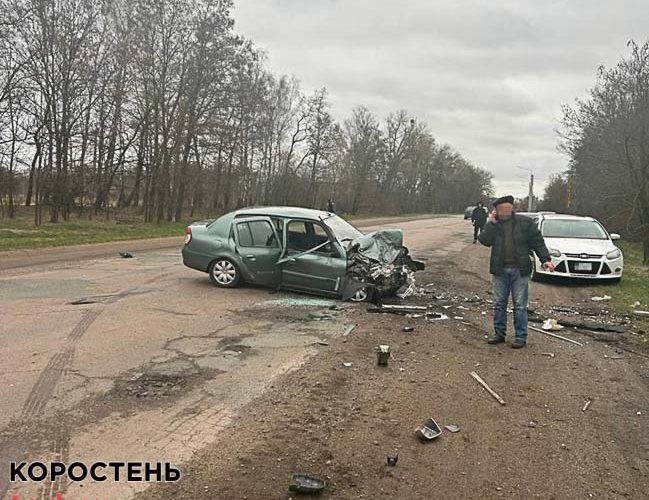 Біля Коростеня Cadillac після лобового зіткнення з Renault злетів у кювет і загорівся – постраждали двоє людей