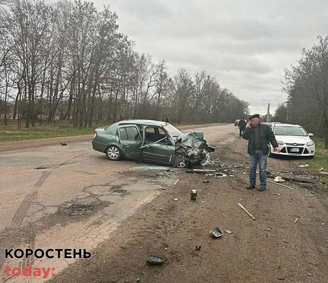 Біля Коростеня Cadillac після лобового зіткнення з Renault злетів у кювет і загорівся – постраждали двоє людей
