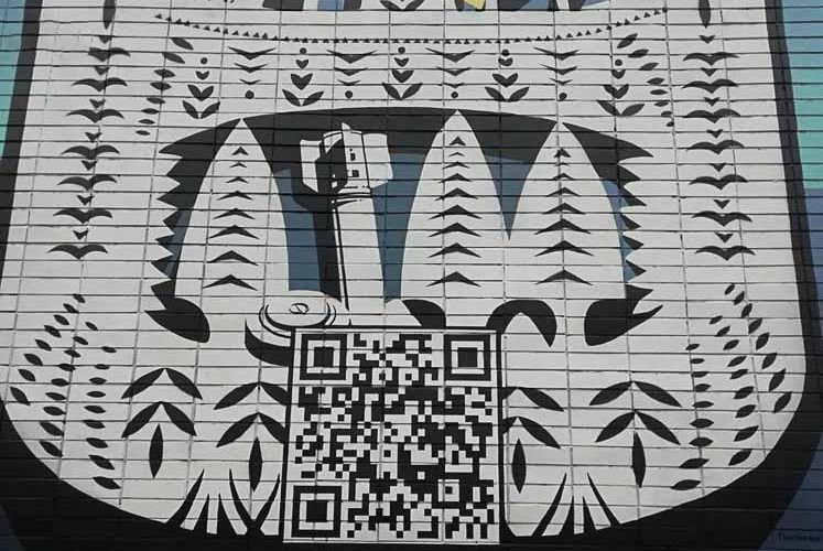У Народичах на фасаді селищної адміністрації намалювали мурал з QR-кодом мінної небезпеки