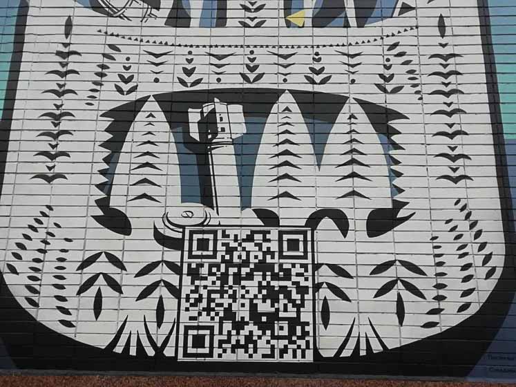 У Народичах на фасаді селищної адміністрації намалювали мурал з QR-кодом мінної небезпеки