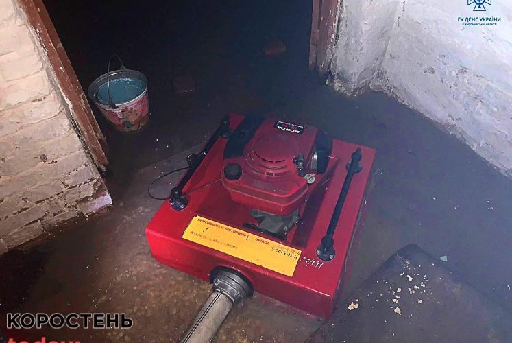 У Коростені рятувальники відкачували воду з присадибної ділянки, а в Малині “пробрались” до квартири, де знаходилась непритомна жінка