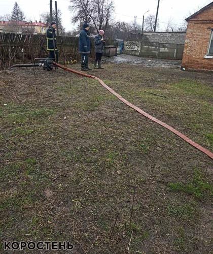 Коростенські рятувальники продовжують відкачувати воду з території приватних домоволодінь