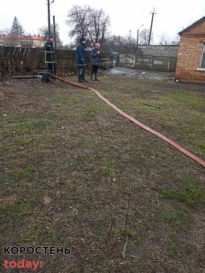 Коростенські рятувальники продовжують відкачувати воду з території приватних домоволодінь