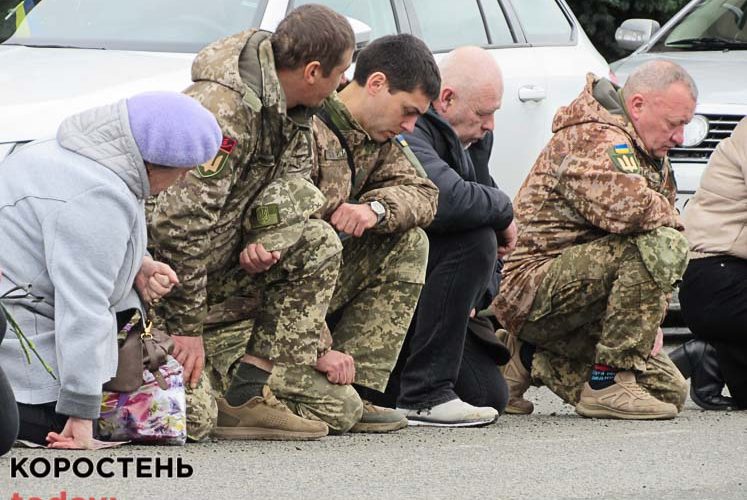 Малинщина на колінах прощалась із захисником України Андрієм Костюченком