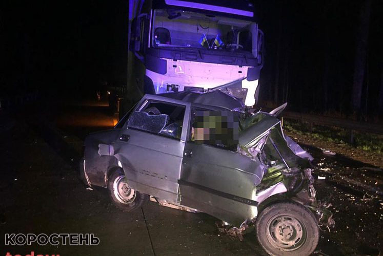 Подробиці ДТП на трасі Олевської громади: ВАЗ виїхав на “зустрічку” та врізався у Volvo, водій легковика загинув