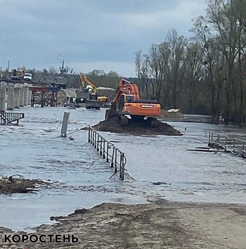 На затопленому переїзді траси Київ — Овруч будують тимчасову переправу (ФОТО)