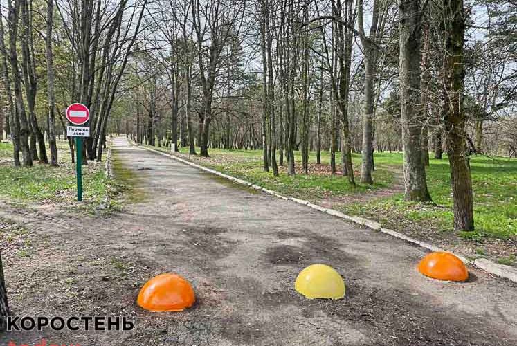 Малинські комунальники облаштовують паркові зони: встановлюють знаки та фарбують бетонні сфери