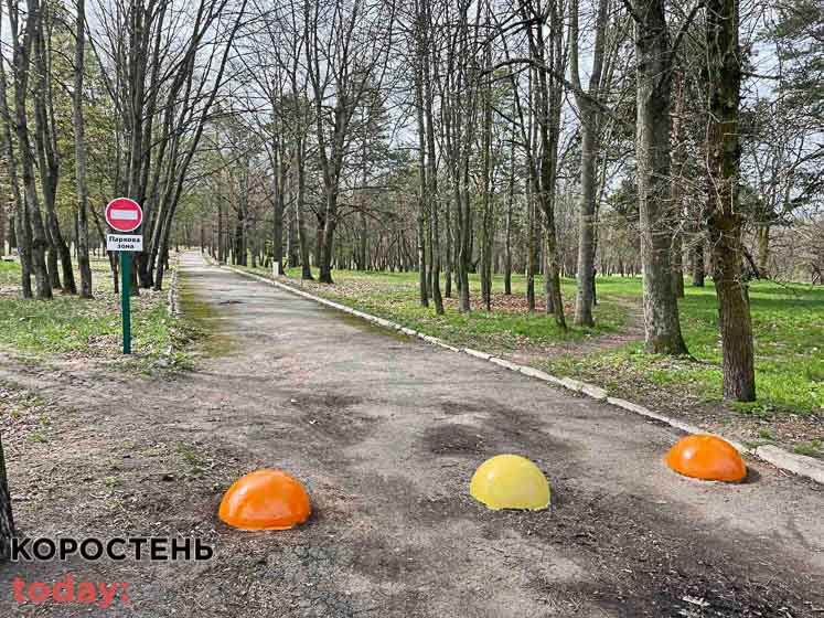 Малинські комунальники облаштовують паркові зони: встановлюють знаки та фарбують бетонні сфери