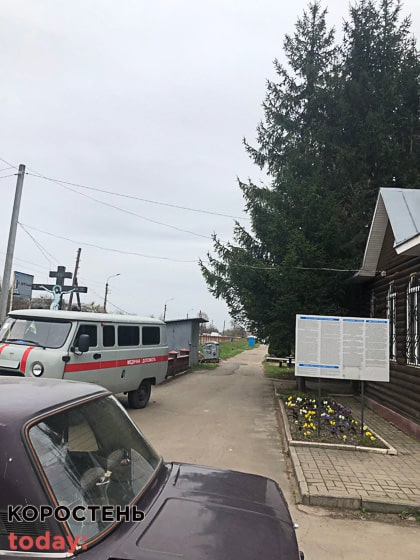 У Коростені комунальне підприємство забороняє заїжджати на територію кладовища приватному транспорту