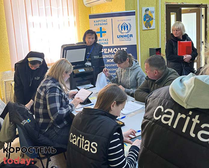 Жителі Коростенської громади заповнили майже 60 анкет на отримання коштів від благодійного фонду для відбудови пошкодженого житла