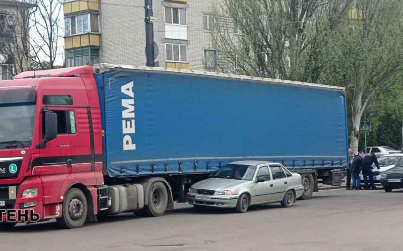 У Коростені Daewoo “пригорнувся” до вантажівки (ФОТО)