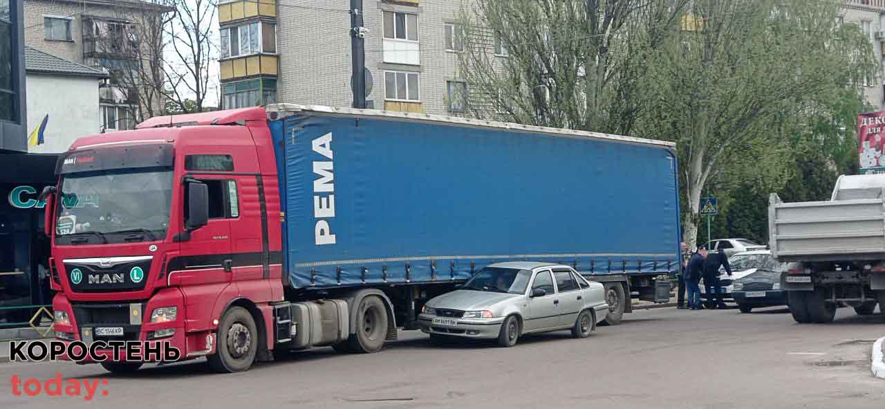 У Коростені Daewoo “пригорнувся” до вантажівки (ФОТО)