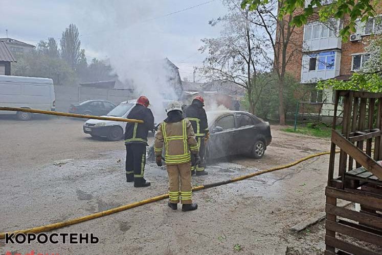 На Черемушках в Коростені горів автомобіль (ВІДЕО)