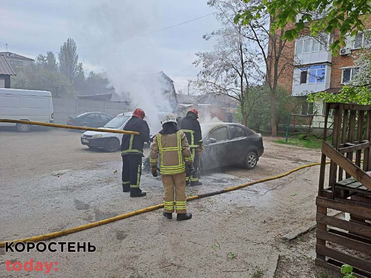 На Черемушках в Коростені горів автомобіль (ВІДЕО)