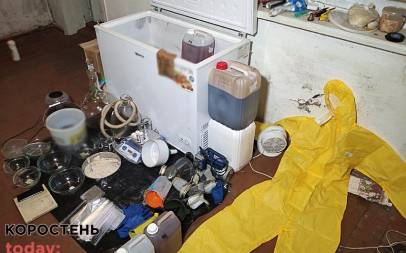 В одному з сіл Житомирщини чоловік із Хмельниччини облаштував нарколабораторію: місячний заробіток становив 2 млн грн