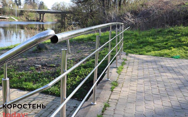 В олевському сквері невідомі особи пошкодили перила та поручні (ФОТО)