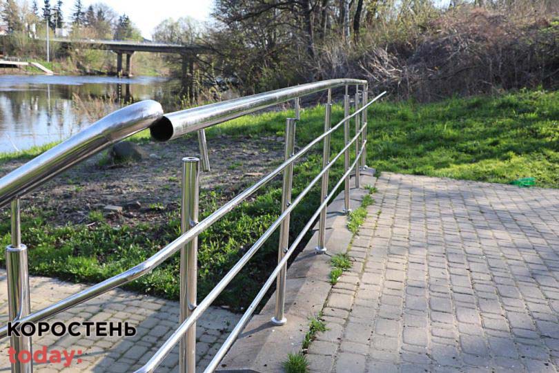 В олевському сквері невідомі особи пошкодили перила та поручні (ФОТО)