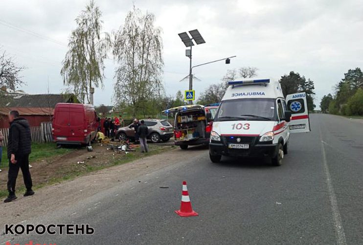 У поліції розповіли подробиці ДТП у Веселівці: мікроавтобус врізався у Daewoo та наїхав на двох велосипедисток