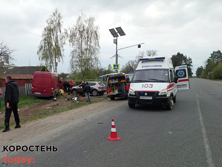 У поліції розповіли подробиці ДТП у Веселівці: мікроавтобус врізався у Daewoo та наїхав на двох велосипедисток