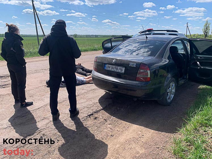 Дитяче “чорнобильське” та 800 грн – двоє жінок та чоловік обікрали одну з осель на Коростенщині