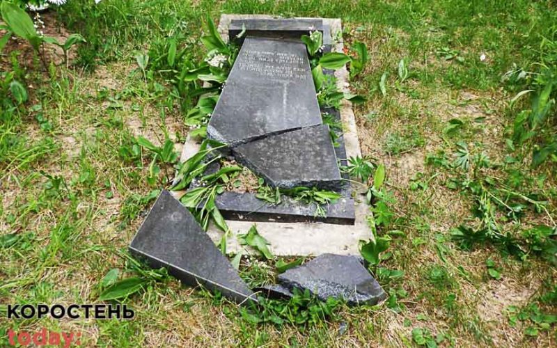 На кладовищі в Овручі юнак напідпитку понівечив пам’ятники та хрести (ФОТО)