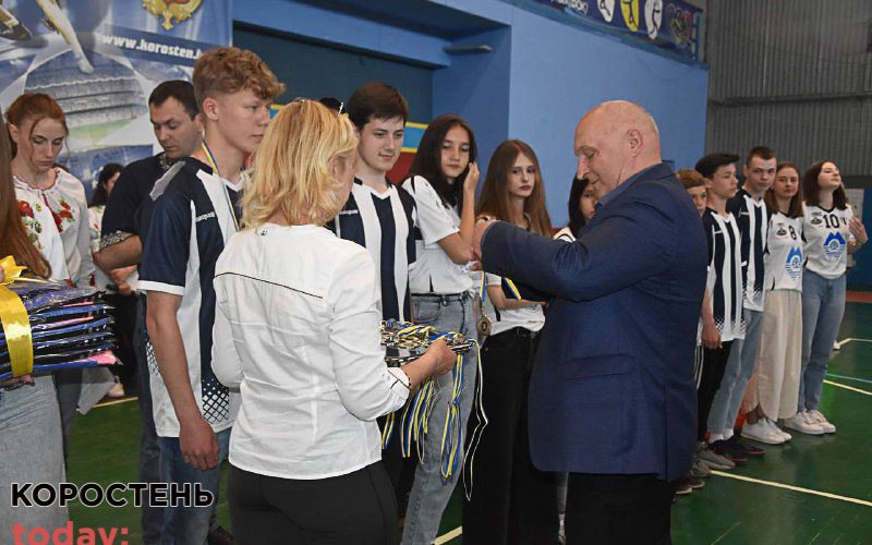 На базі стадіону “Спартак” в Коростені нагородили переможців спортивних змагань серед школярів