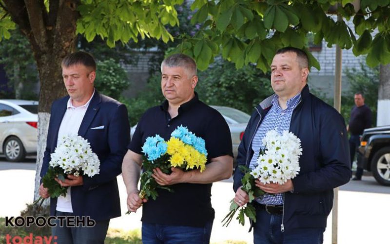 В Олевську покладанням квітів до пам’ятних меморіалів відзначили День героїв
