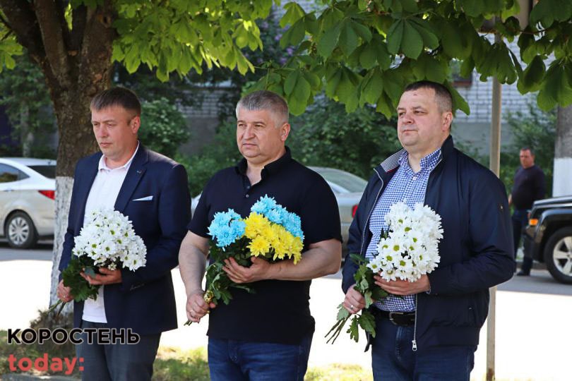В Олевську покладанням квітів до пам’ятних меморіалів відзначили День героїв