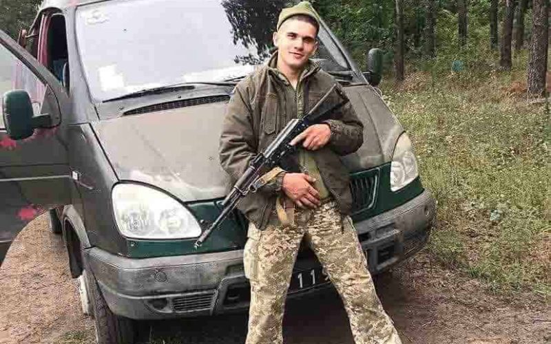 Залужний нагородив військового Сергія Юрковського з Лугинської громади нагрудною відзнакою “Золотий Хрест”