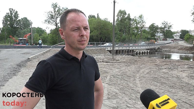 У Малині продовжують асфальтувати дорогу на тимчасовій переправі (ВІДЕО)