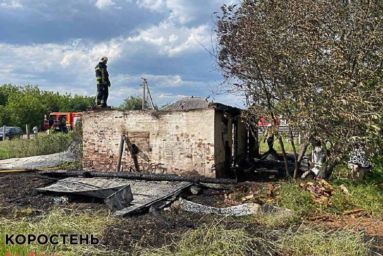 У селі на Овруччині горіла господарча будівля: вогонь знищив покриття та перекриття будівлі (ФОТО)