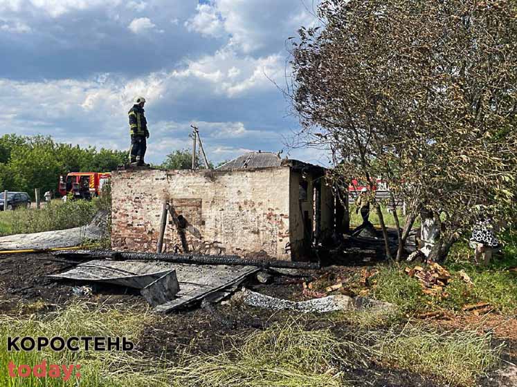 У селі на Овруччині горіла господарча будівля: вогонь знищив покриття та перекриття будівлі (ФОТО)