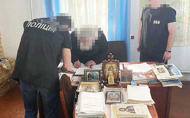 Двоє священників з Коростенщини друкували листівки та поширювали серед прихожан заклики із ненавистю до ПЦУ