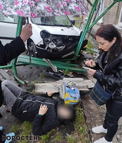 У Малині Renault врізався у зупинку: постраждала жінка