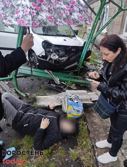 У Малині Renault врізався у зупинку: постраждала жінка