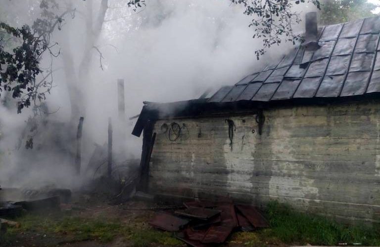Готували їсти на “буржуйці” – у селі Олевської громади горіла літня кухня