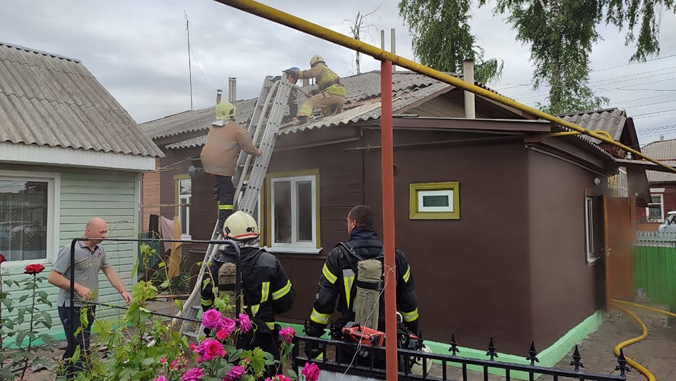 В Овручі горів будинок на чотирьох господарів