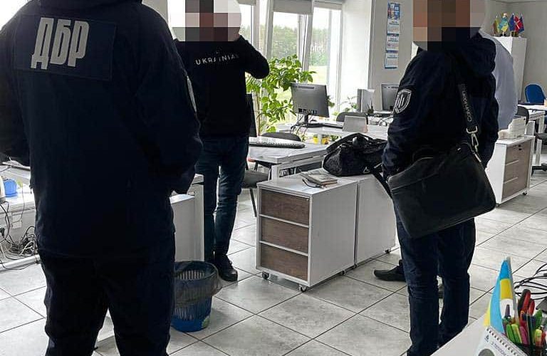 Трьом митникам з Житомирщини, які розмитнювали автівки за нульовою ставкою, повідомили про підозру