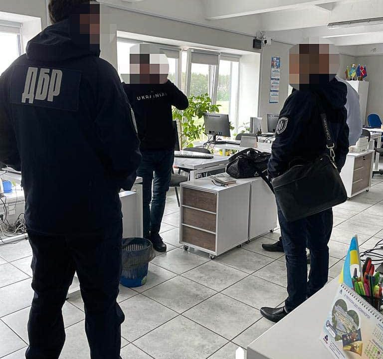 Трьом митникам з Житомирщини, які розмитнювали автівки за нульовою ставкою, повідомили про підозру