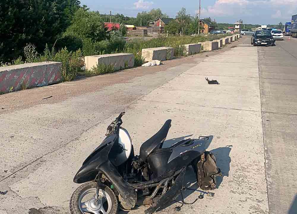 На трасі у Житомирській області 13-річний мотоцикліст врізався у легковик і потрапив до реанімації