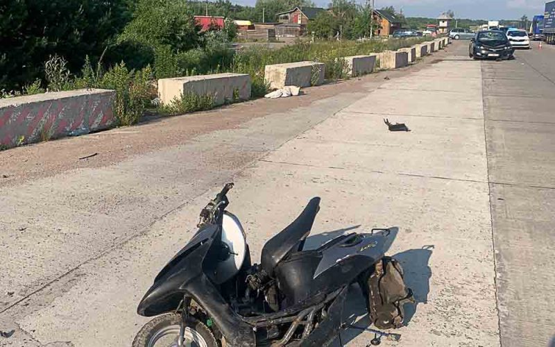 На трасі у Житомирській області 13-річний мотоцикліст врізався у легковик і потрапив до реанімації