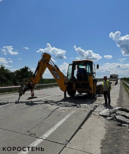 На трасі в Коростенському районі з’явився трамплін, у Службі доріг кажуть – через спеку