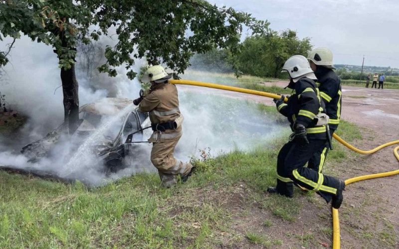 На Овруччині автівка злетіла з траси, врізалася в дерево та загорілась: водія врятували