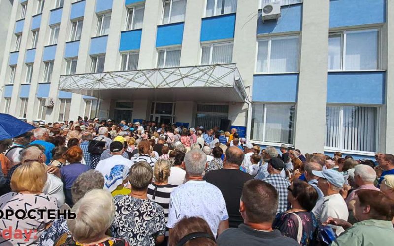 Коростенці вийшли на мітинг біля міської ради проти постанови КМУ про відміну “чорнобильської зони”